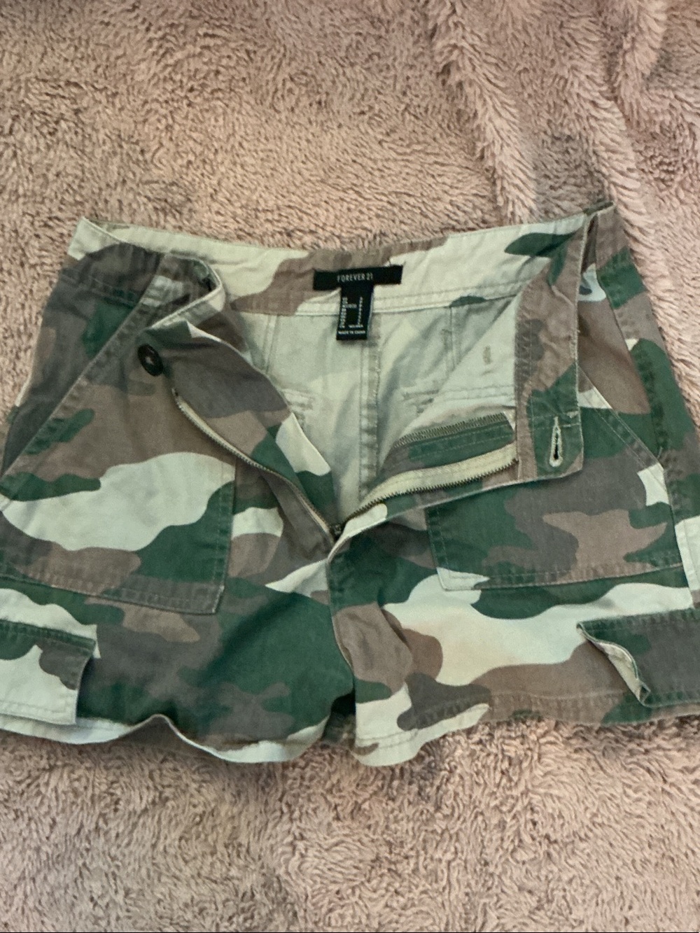 Forever 21 Camo Cargo Women’s Shorts - Green Camouflage